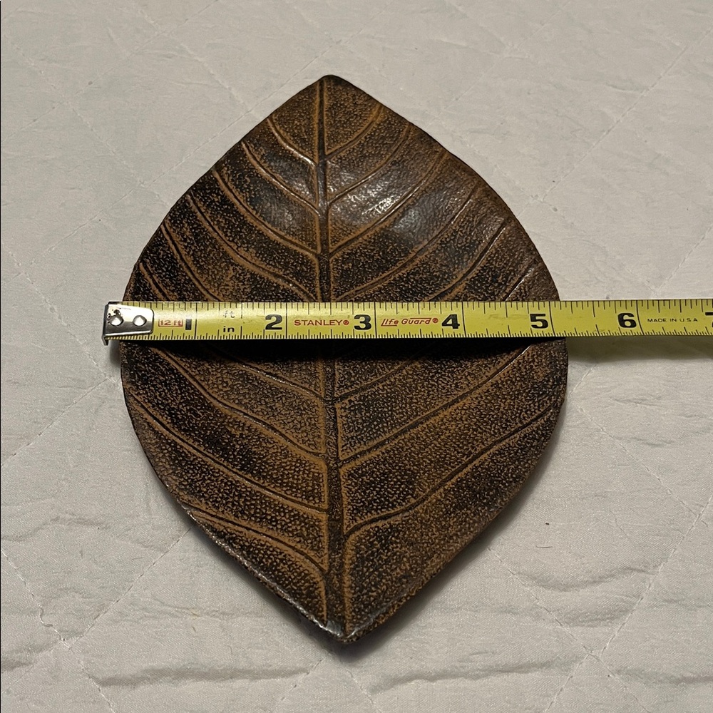 Decorative Leaf-Shaped Metal Candleholder - Picture 4 of 4